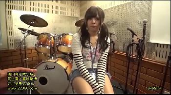 バンドのスタジオ代を稼ぐためにペニス奉仕する素人娘