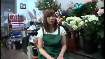 高級住宅街で働くお嬢様系ギャルをナンパして昼休み中に生交尾