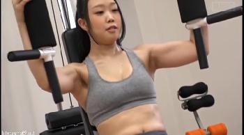 ロッカー室で着替えをしていたら襲われてしまった巨乳トレーニー