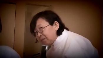 お兄さんをマッサージしていきり勃ったペニスが欲しくなったとても綺麗なマッサージ嬢