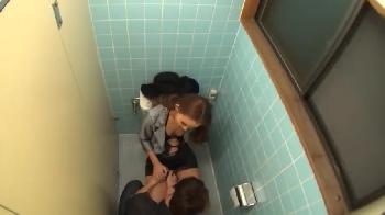 公衆便所でペニス挿入されて何度も昇天する変態ギャル