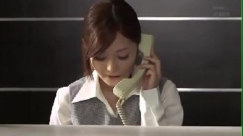 目を付けられた受付嬢が人がいない隙に襲われてしまう種付け性暴行