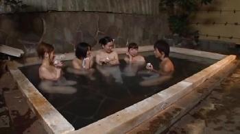 乱酔状態の人妻が混浴温泉に入ってきた男を酔った勢いで官能的に誘い即挿入