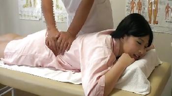 極悪マッサージ師によって体も心も気持ち良くされるお姉さん