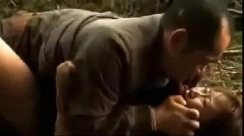 誰もいない帰宅道で中年男に性的暴行された女子校生