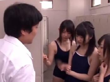 女子校生たちが更衣室を盗撮してたエロ男子を捕まえて性的欲求を解消する気持ちいい性行為