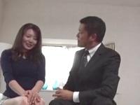 営業マンペニスに狙われた人妻はすんなり女性器へ直射精される