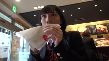 童顔女子校生をナンパしたら隠れ巨乳で興奮が高まって辛抱できず精液注入するW