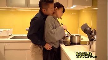 後ろからおっぱいを揉まれてすぐに欲しくなってしまう生理前の人妻