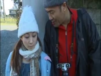 女たちが子供の格好させられて中年男たちに連続で挿入される