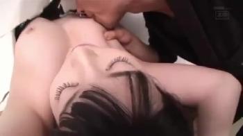 何故か壁の穴に挟まって抜けられない美少女を助けるつもりが辛抱できず避妊具なしで挿入する