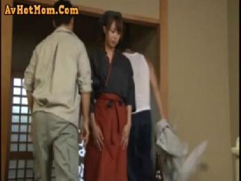 働く店の店長と不貞関係のマダムは仕事中でも性行為する