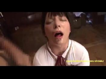 潮吹き美少女の上原亜衣が喉奥イラマで悶絶