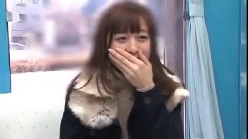 お淑やか系の女の子をマジックミラー号へ連れ込んで公開ハメ撮り