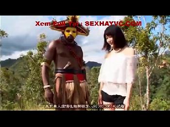 裸族の極太天然ペニスを晴天の下でゴムなし挿入