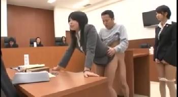 裁判所で裁判中にまさかのゴムなし挿入孕ませ射精で無罪を勝ち取る犯罪者W