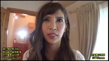 インタビュー中のお姉さんに背後から全裸男が急接近して挿入される