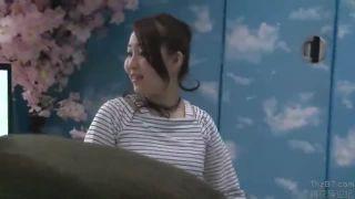 大学の友人同士の男女がマジックミラー号のゲームで避妊具未装着で性行為