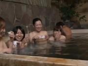 温泉で素人人妻に巨根見せつけた結末