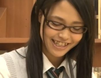 真面目で地味なメガネ女子校生かと思いきや図書室でオナニーをし始めて見つかり即性行為