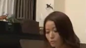 胸元を大きく開き腕に胸を押し付けたりして生徒を色仕掛けする痴女家庭教師