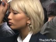 2人の男から狙われバス車内で痴漢された黒ギャル女子校生が便所に連れ込まれて性暴行W