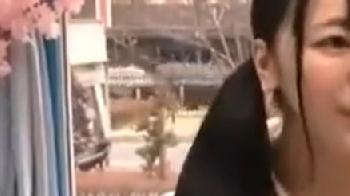 ワイセツな耐久ゲームに挑んだ素人娘がすんなり失敗して中出し罰ゲーム