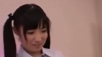 ツインテール童顔美少女コンビが太った中年男相手に中出し3P交尾