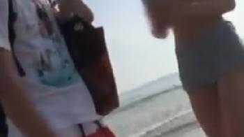 ビーチで遊んでいたカップルに声をかけ無料マッサージと言葉巧みに騙して彼女を寝取り避妊具なしの性行為