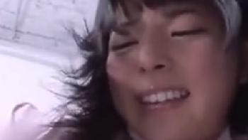 なぜか壁に挟まった美少女女子校生が身動きできないのをいいことにワイセツな悪戯をされる