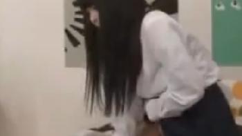 ワイセツな行為にとても関心があり自ら男性器をおねだりして避妊具未装着で膣射性交する美少女女子校生