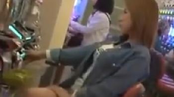 パチ屋にいたギャルを執拗に触りまくる→場所移動して本格避妊具なしの性行為