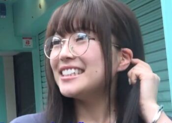 一人旅中の優等生そうなメガネ貧乳女子をナンパして激しく性行為