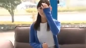 美少女のインタビュー中に唐突に全裸男が現れ強制挿入してハードピストンの刑