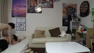 家に連れ込んだ熟女人妻と話しているうちに仲良くなってキスからの性行為