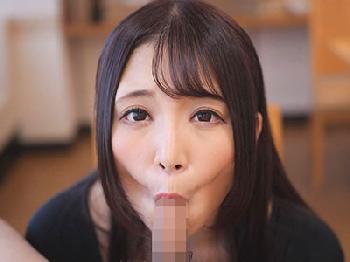 鬼カワ美少女が気持ち悪い男のペニ棒を夢中で舐め臭い精液をゴックン