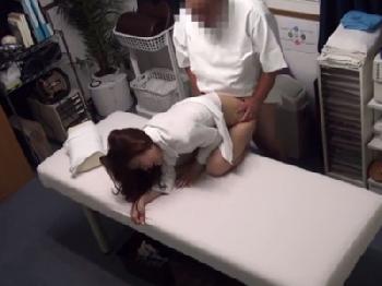 仕事帰りに訪れた整体で好き放題に凌辱される女性会社員お姉さん