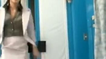 自分に自信が無いシャイなおまんこ未経験男をエロティックお姉さんが積極的に官能的に誘い筆おろし