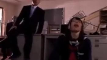 美少女女子校生に首輪を付けて集団で非人道的な性的暴行する冷酷非道な男たち