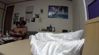 男から巧みに口説かれてすんなりカラダを許す熟女人妻にドピュッと中出し