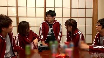 修学旅行でハメを外して酒で深酔いしてしまいブサ男子たちと中出し乱交になる女子校生