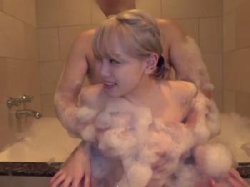 SNSで知り合った金髪ギャルと久々の再会デートからホテルへ・・・