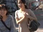 街にいた若妻コンビをナンパしてまとめてプロのペニスを楽しんでもらった件