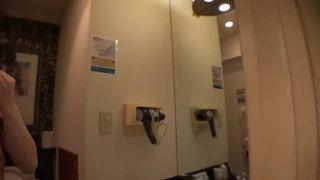 童顔黒髪美少女がホテルに連れ込まれハメ撮り開始で顔が赤くなる姿を晒する