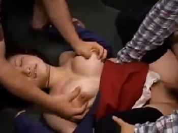 【宝生優果】コスプレして電車に乗車した巨乳娘が痴漢男たちに輪姦されトラウマ絶頂!!