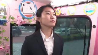 いきり勃ったペニスを見せつけられたら恥ずかしそうにするも食いつく女性会社員