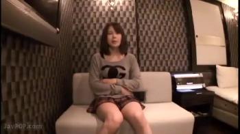 10分で終わるインタビューを受けた地方出身のギャルがホテルに連れ込まれ性行為