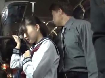 通学中のバスの車内で襲われる女子校生達