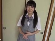 処女を卒業したばかりの童顔美少女女子校生がセックスに夢中になってしまい挿入撮り