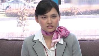 空港勤務のお姉さんが恐る恐るあの部屋に入って股を開く